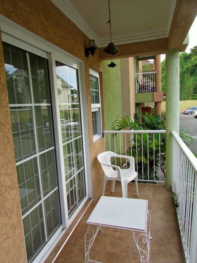 Centrally Located Guest Apartments キングストン エクステリア 写真
