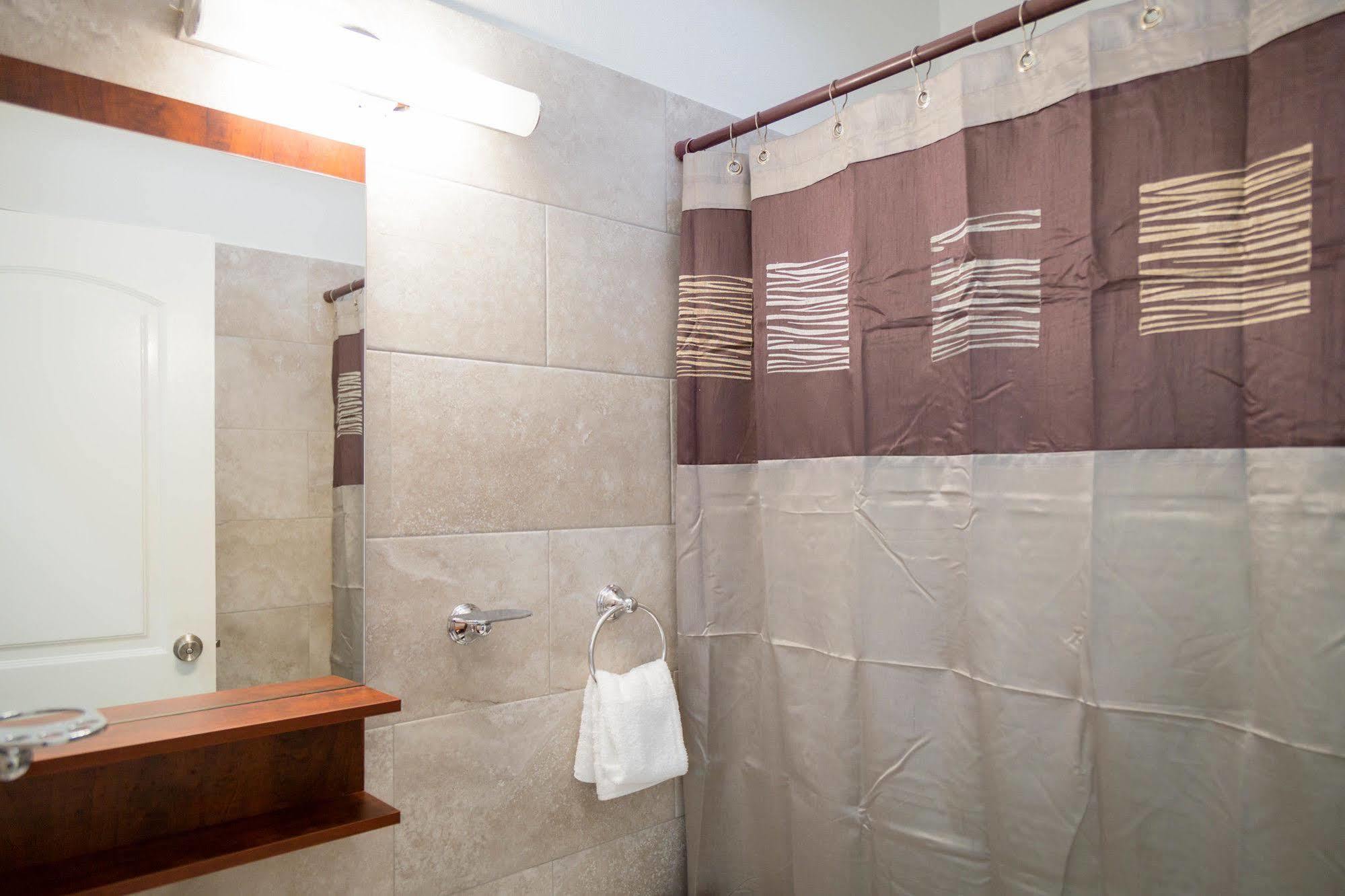 Centrally Located Guest Apartments キングストン エクステリア 写真