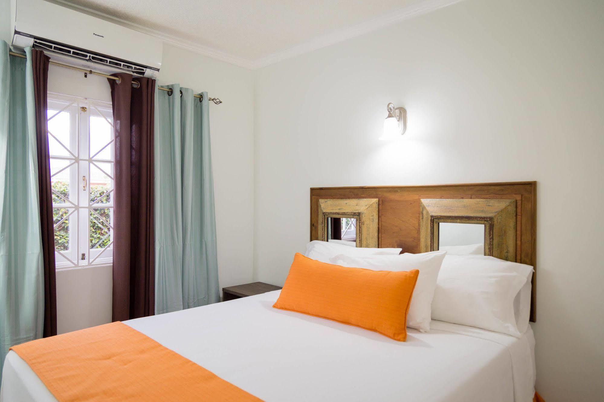 Centrally Located Guest Apartments キングストン エクステリア 写真